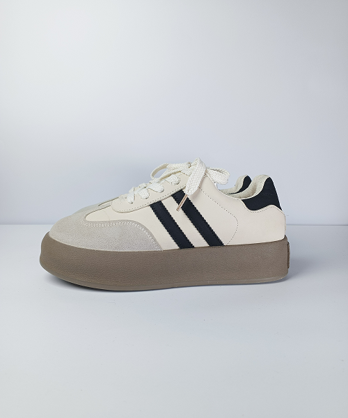 Preloved Two-Stripe Retro Sneakers – Off-White & Black
