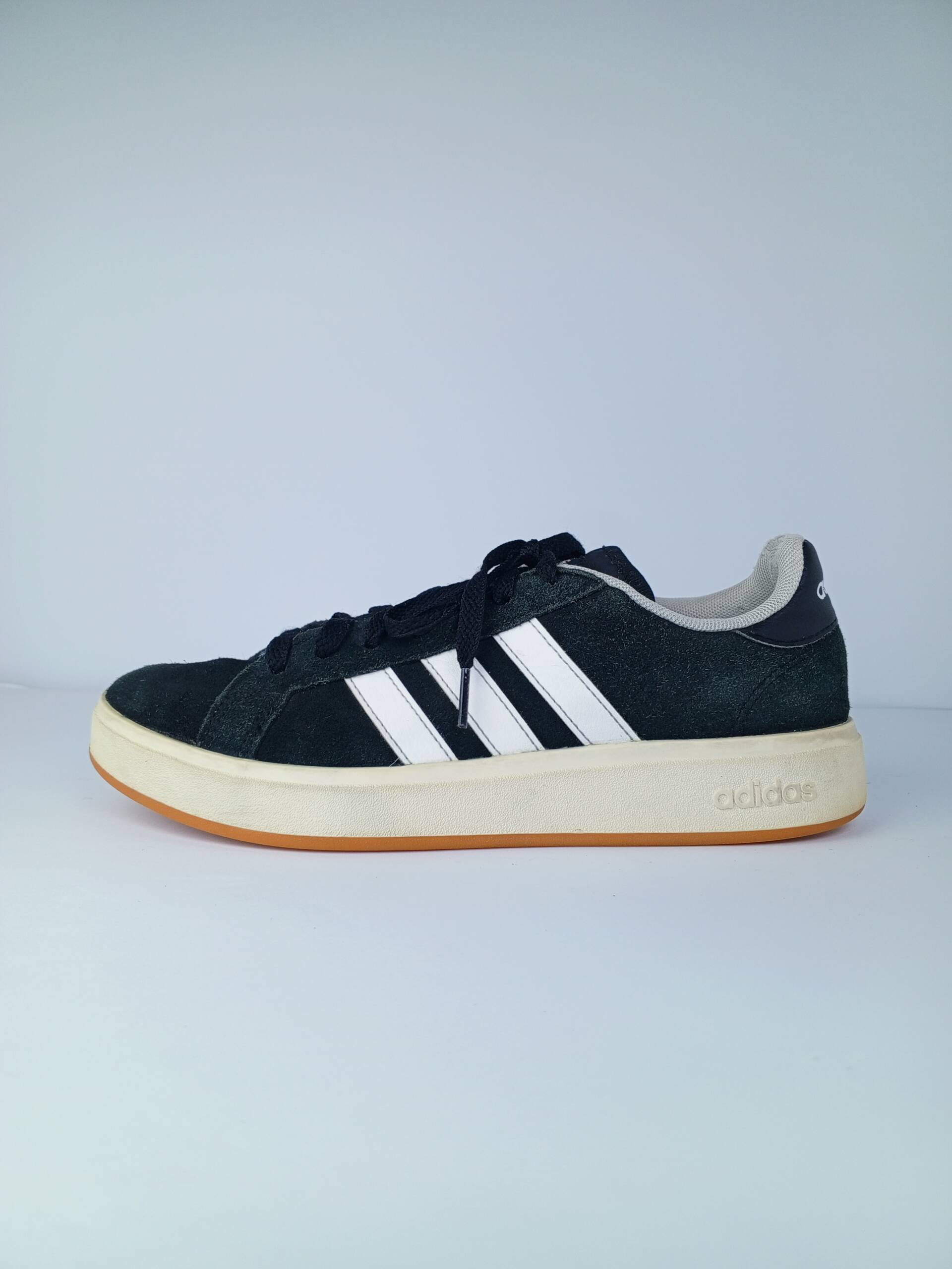 Preloved Adidas Grand Court 00s Sneakers – Black Suede